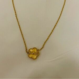 Elegant Gold Flower Pendant Necklace